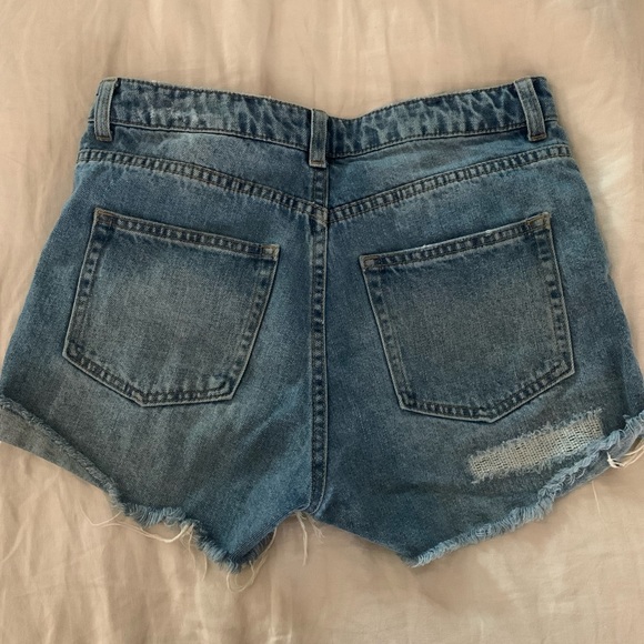 H&M medium wash high rise denim shorts - Picture 2 of 3